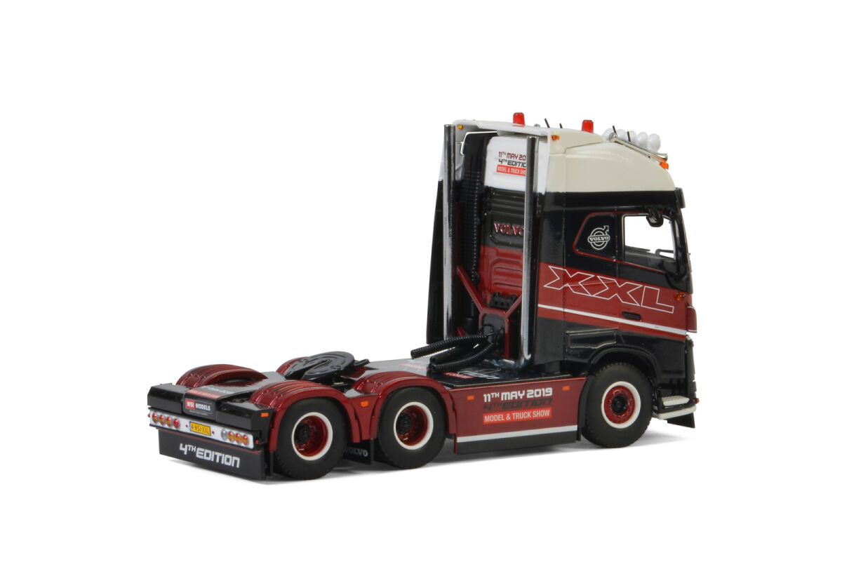 Camion solo de couleur rouge noir et grise - VOLVO FH16 Globetrotter 750 XXL 4x2 Camion solo de couleur rouge noir et grise - VOLVO FH16 Globetrotter 750 XXL 4x2