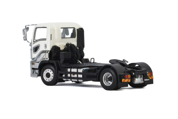 isuzu-giga-short-cab-4x2.jpg