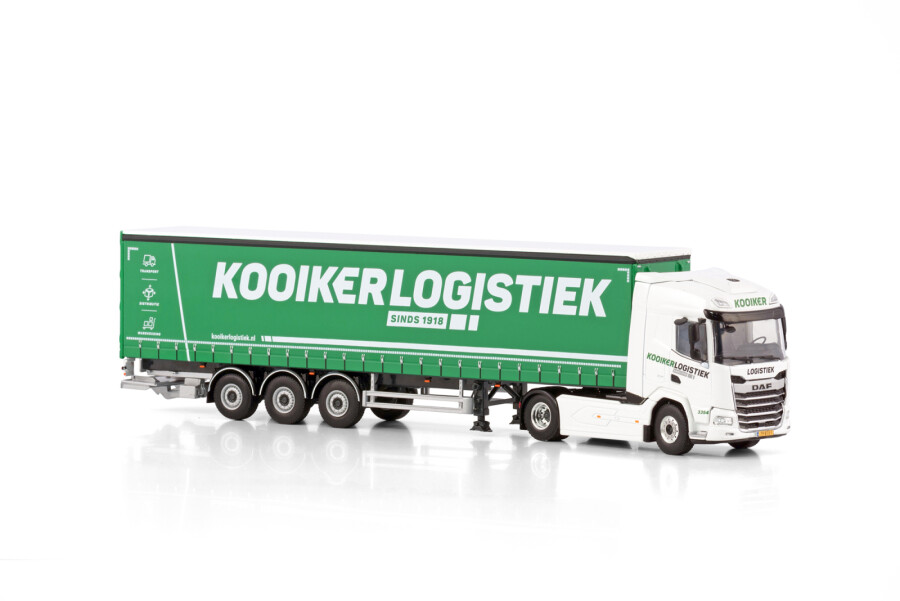 Camion solo DAF XF SSC Twin steer de couleur blanc avec une échelle de Camion solo DAF XF SSC Twin steer de couleur blanc avec une échelle de
